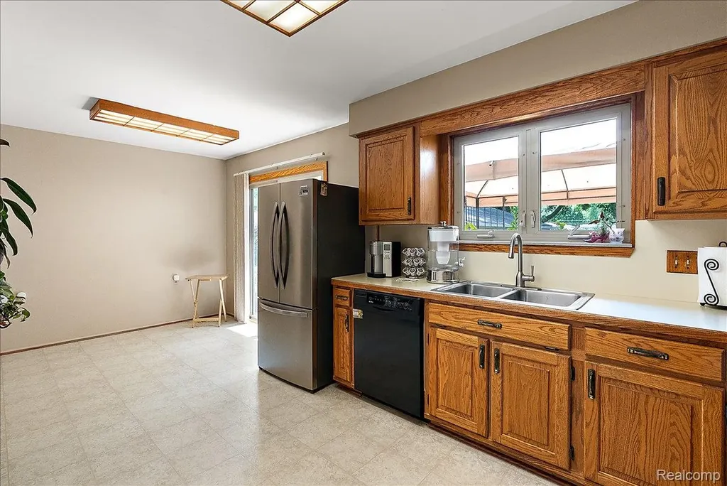 5242 Mansfield Avenue Sterling Heights City MI 48310