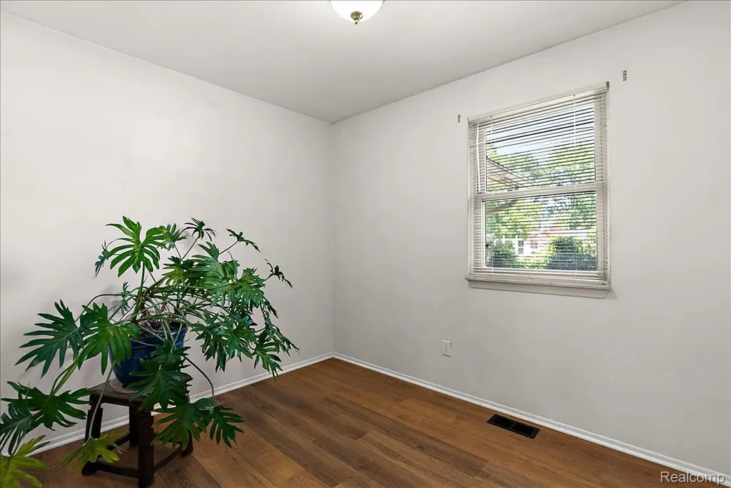 5242 Mansfield Avenue Sterling Heights City MI 48310