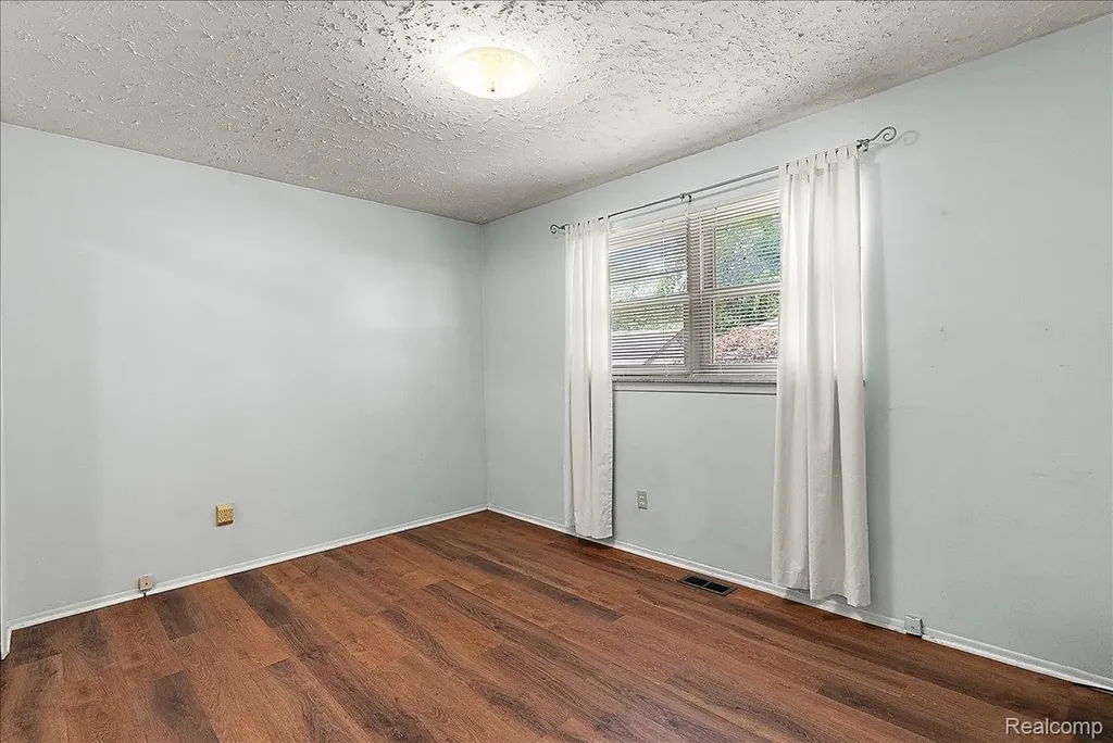5242 Mansfield Avenue Sterling Heights City MI 48310