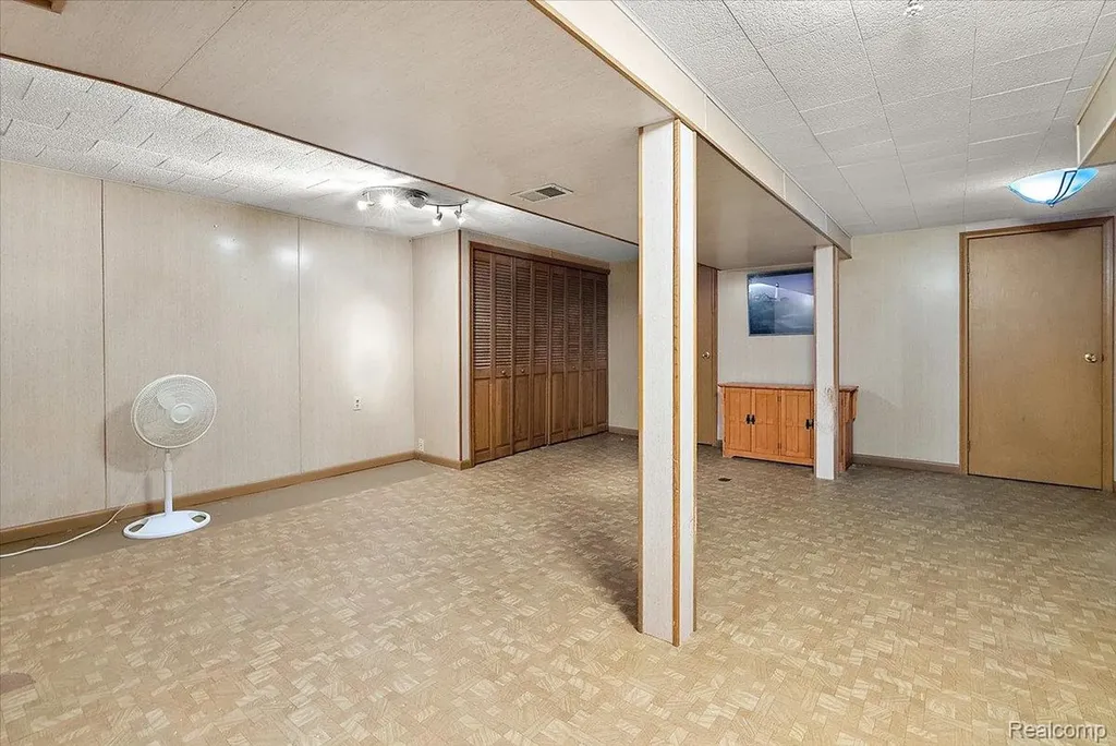 5242 Mansfield Avenue Sterling Heights City MI 48310