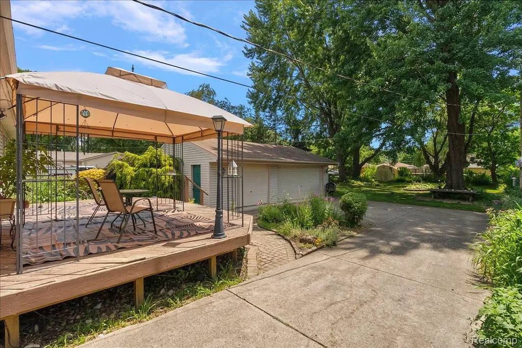 5242 Mansfield Avenue Sterling Heights City MI 48310