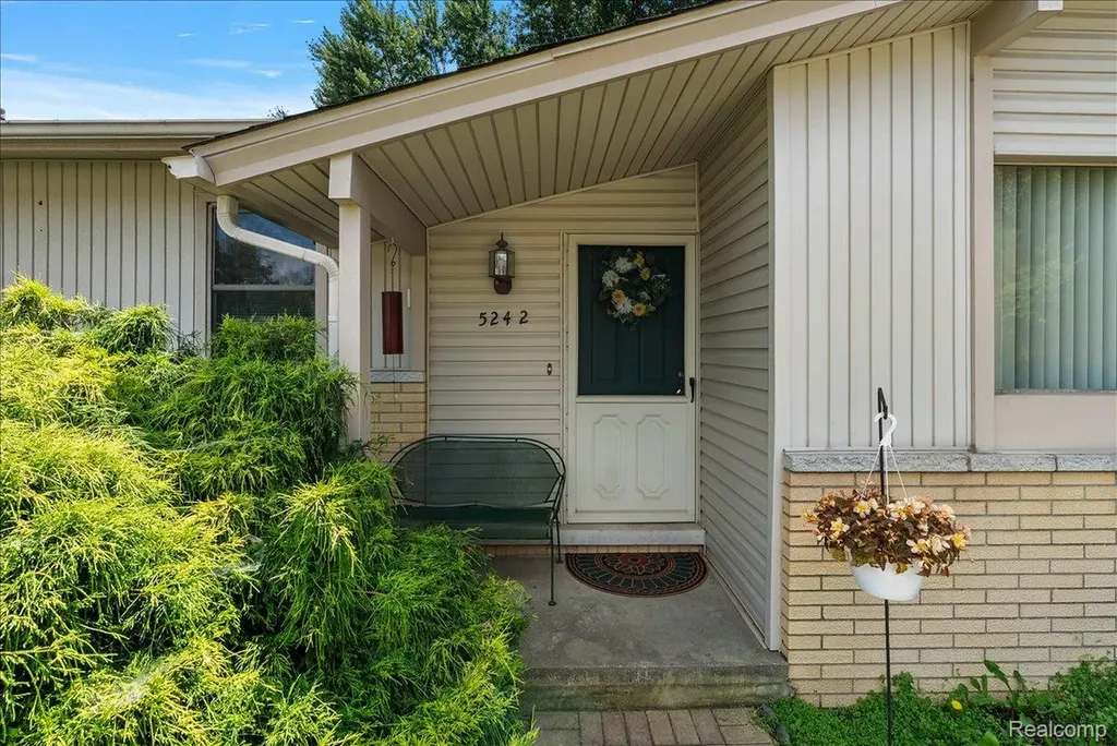 5242 Mansfield Avenue Sterling Heights City MI 48310
