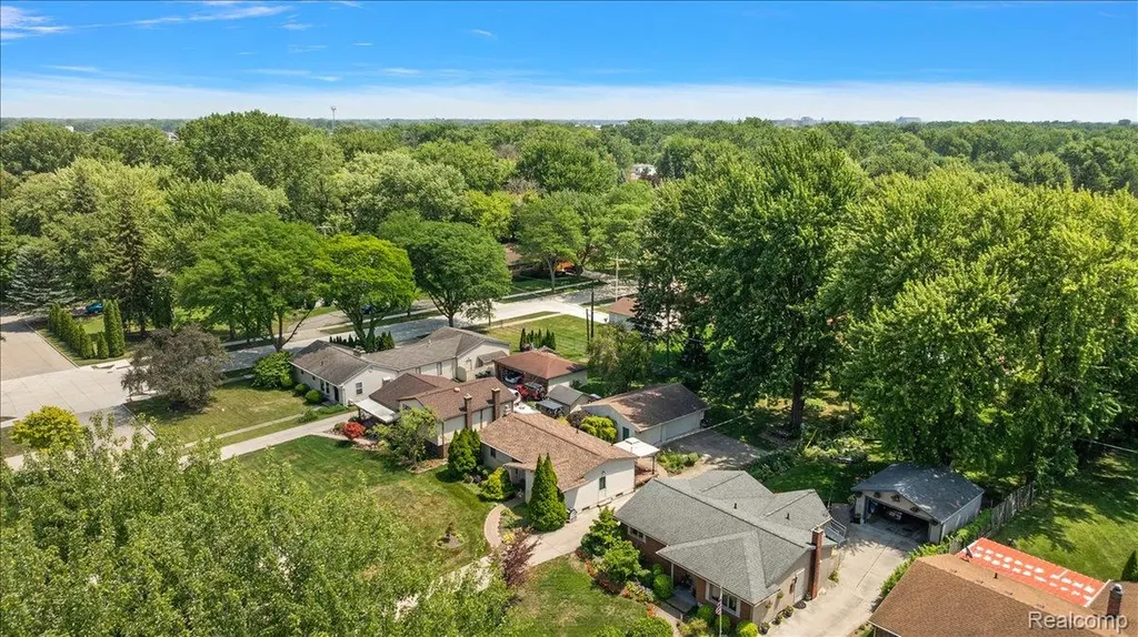 5242 Mansfield Avenue Sterling Heights City MI 48310