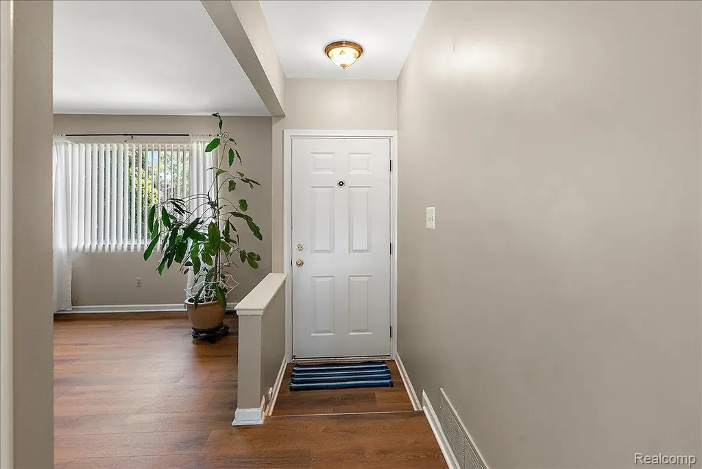 5242 Mansfield Avenue Sterling Heights City MI 48310
