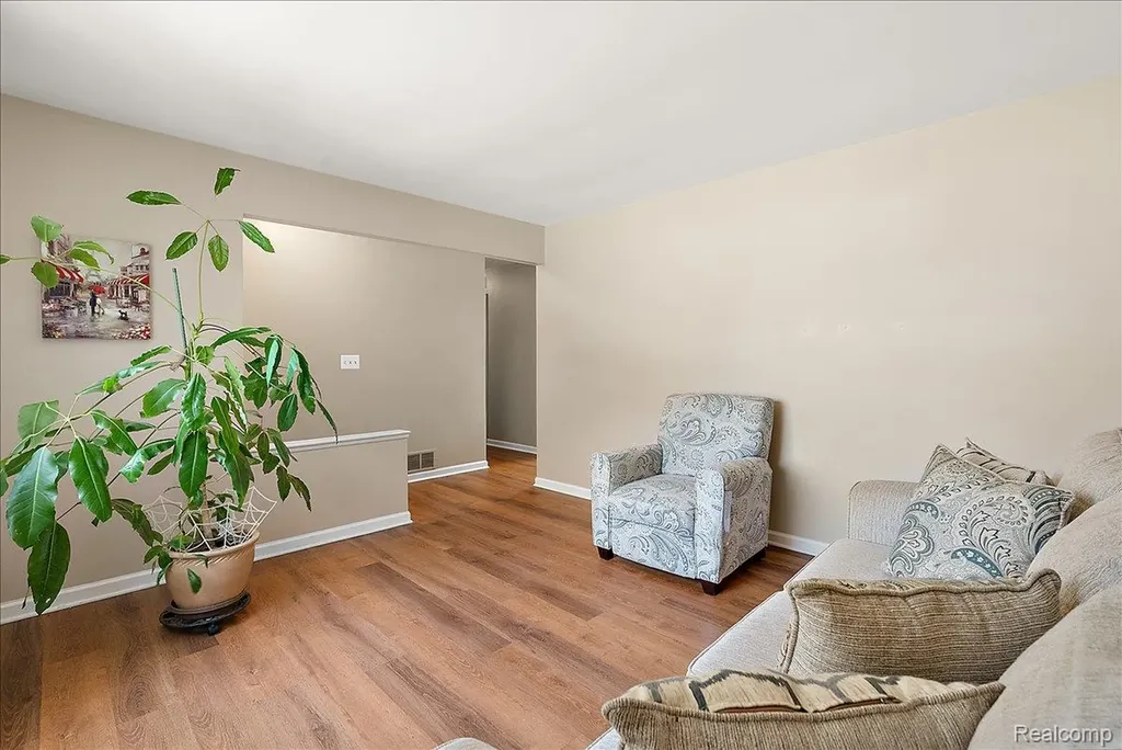 5242 Mansfield Avenue Sterling Heights City MI 48310