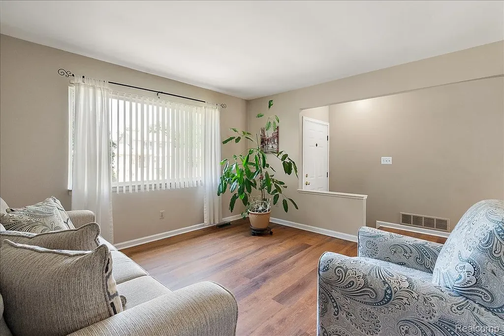 5242 Mansfield Avenue Sterling Heights City MI 48310