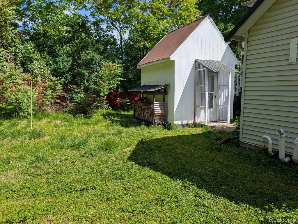 261 Fox Street Lapeer City MI 48446