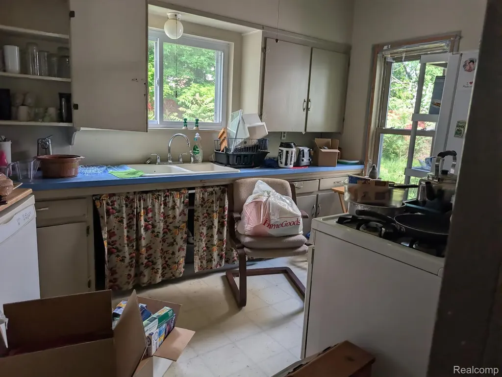 261 Fox Street Lapeer City MI 48446