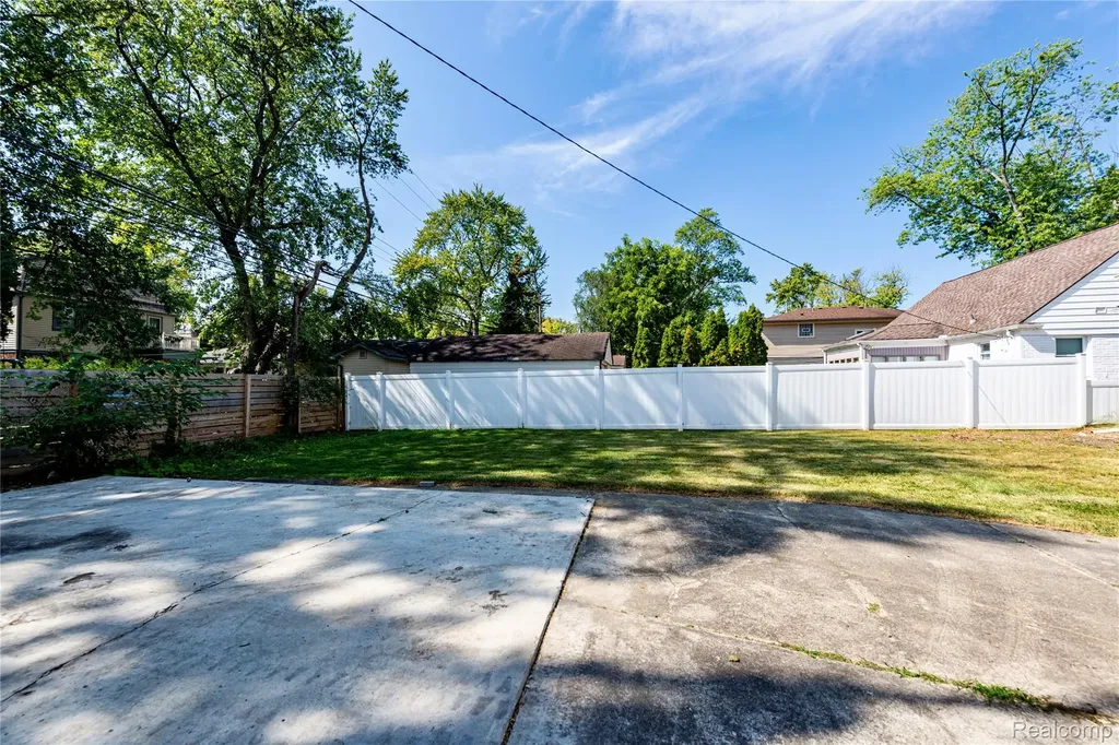10425 Elgin Avenue Huntington Woods City MI 48070