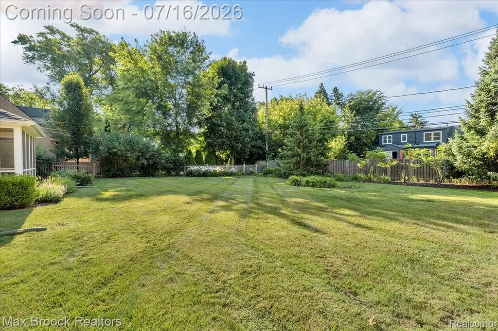 1292 Yorkshire Road Birmingham City MI 48009