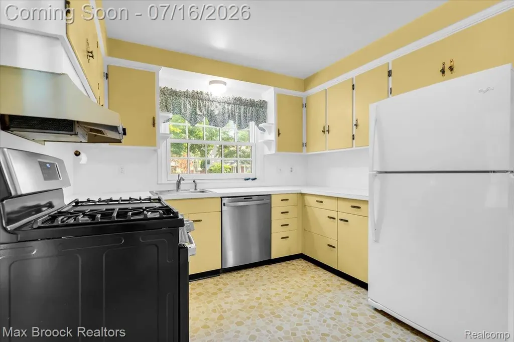 1292 Yorkshire Road Birmingham City MI 48009