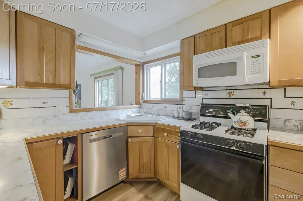 5511 Wright Drive Troy City MI 48098