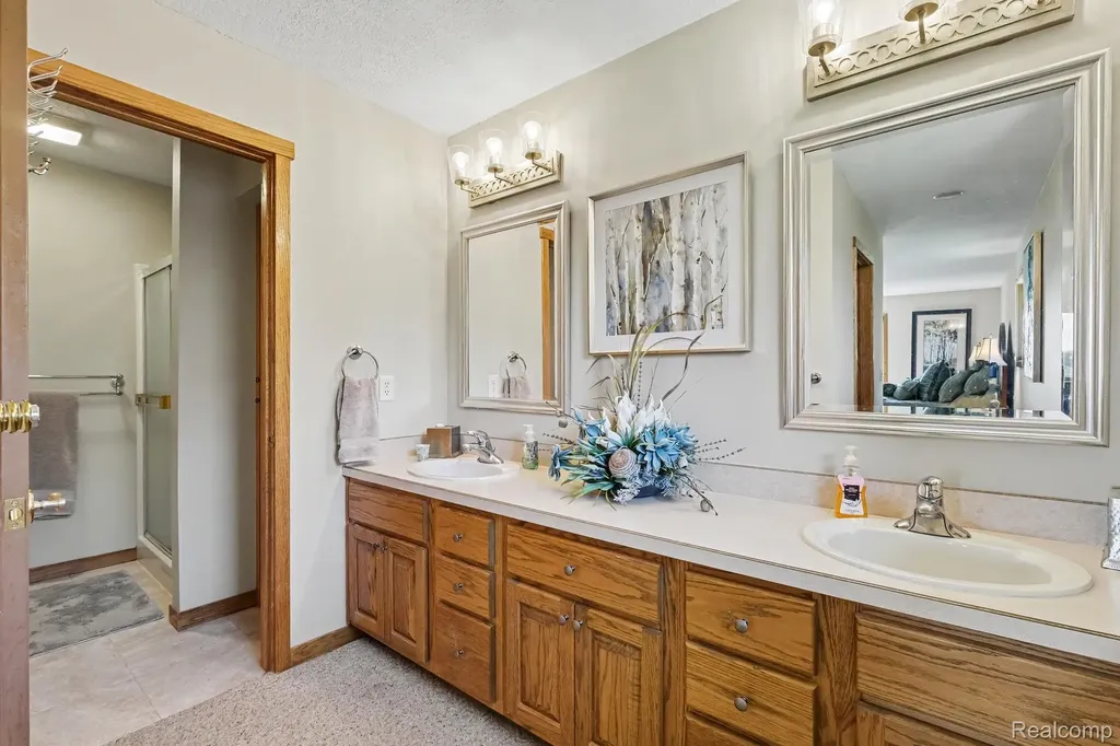 28 Millpond Trail Saginaw Charter Township MI 48603
