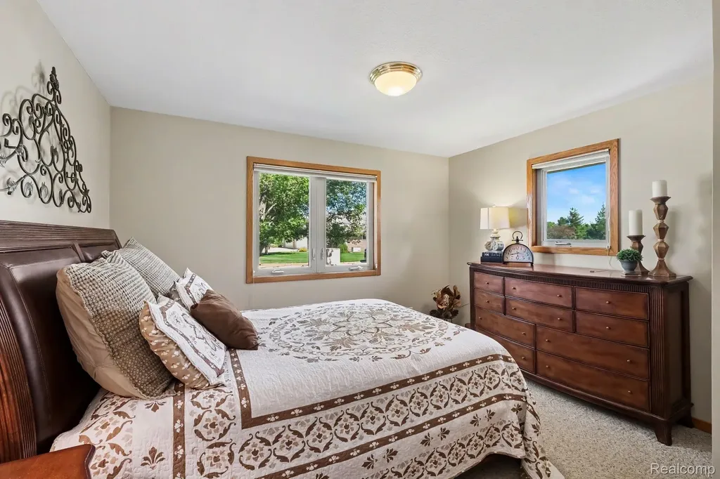 28 Millpond Trail Saginaw Charter Township MI 48603
