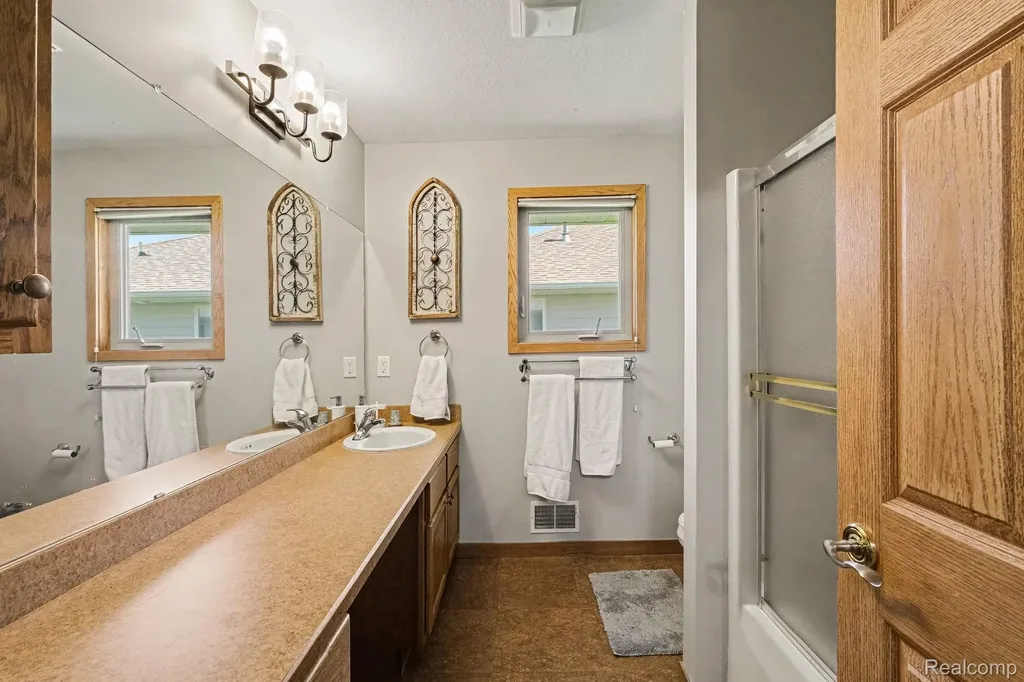 28 Millpond Trail Saginaw Charter Township MI 48603