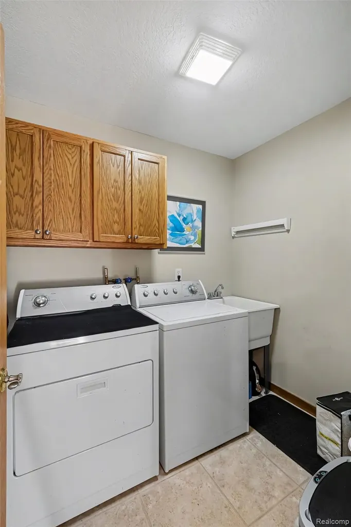 28 Millpond Trail Saginaw Charter Township MI 48603