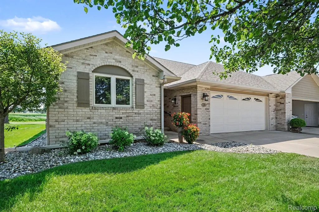 28 Millpond Trail Saginaw Charter Township MI 48603