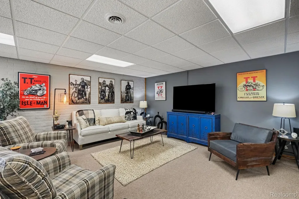 28 Millpond Trail Saginaw Charter Township MI 48603