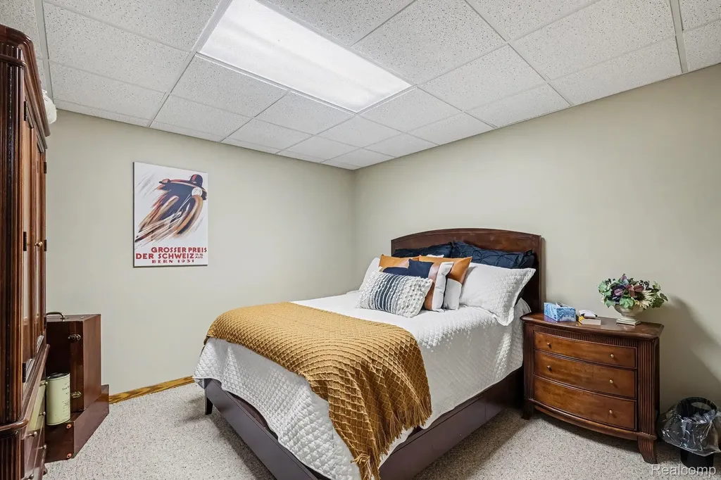 28 Millpond Trail Saginaw Charter Township MI 48603