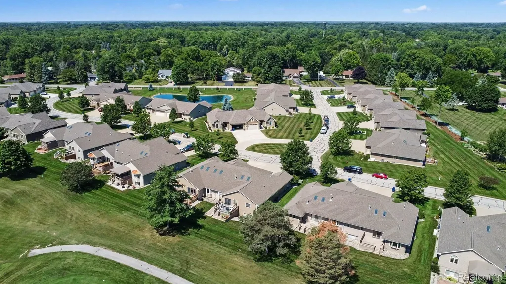 28 Millpond Trail Saginaw Charter Township MI 48603