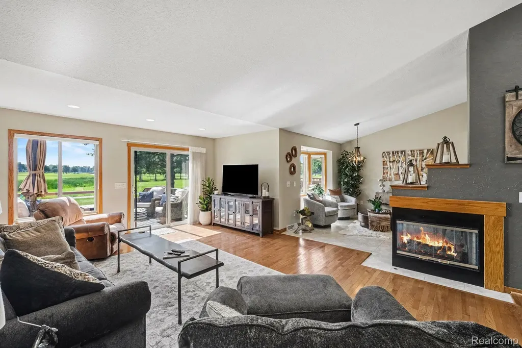 28 Millpond Trail Saginaw Charter Township MI 48603