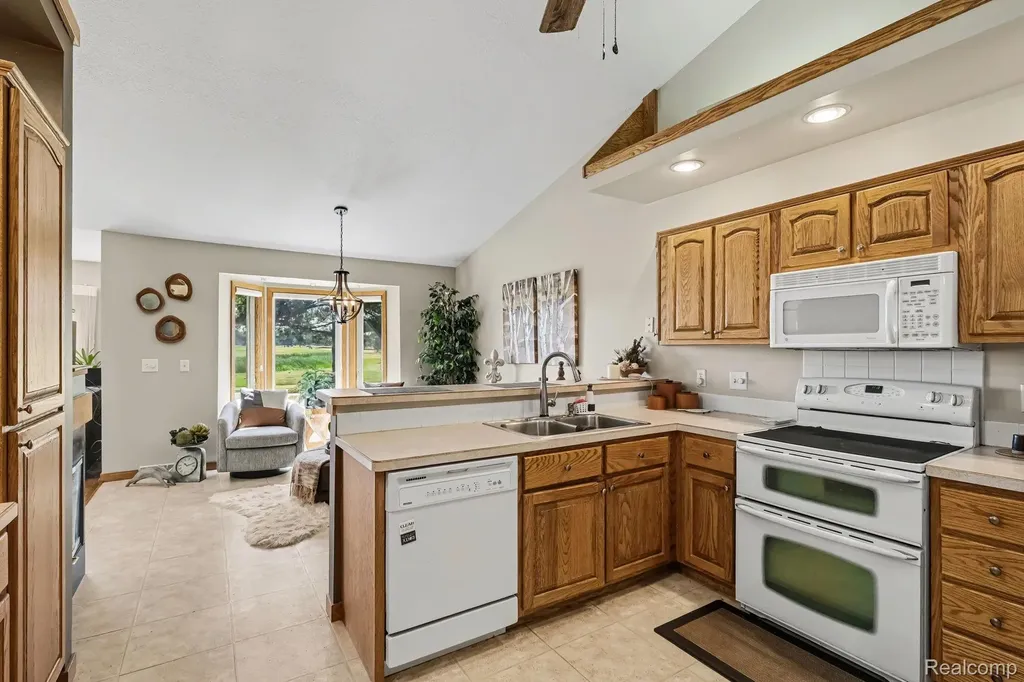 28 Millpond Trail Saginaw Charter Township MI 48603