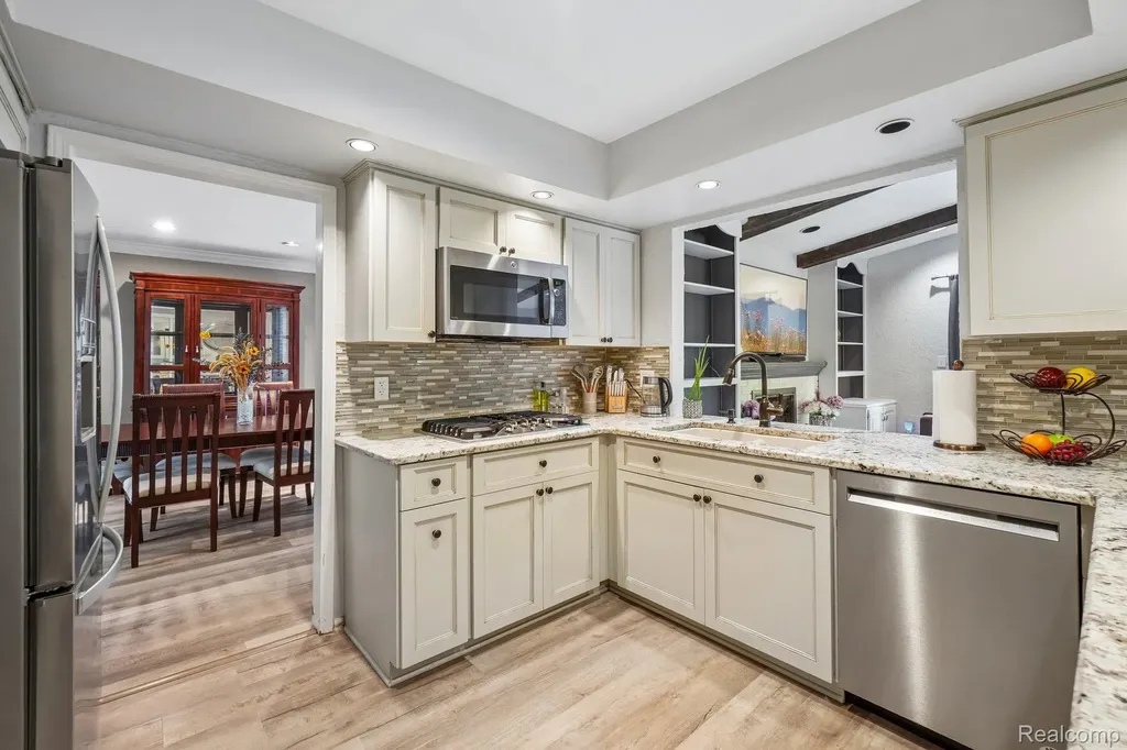 36339 Parklane Circle Farmington Hills City MI 48335