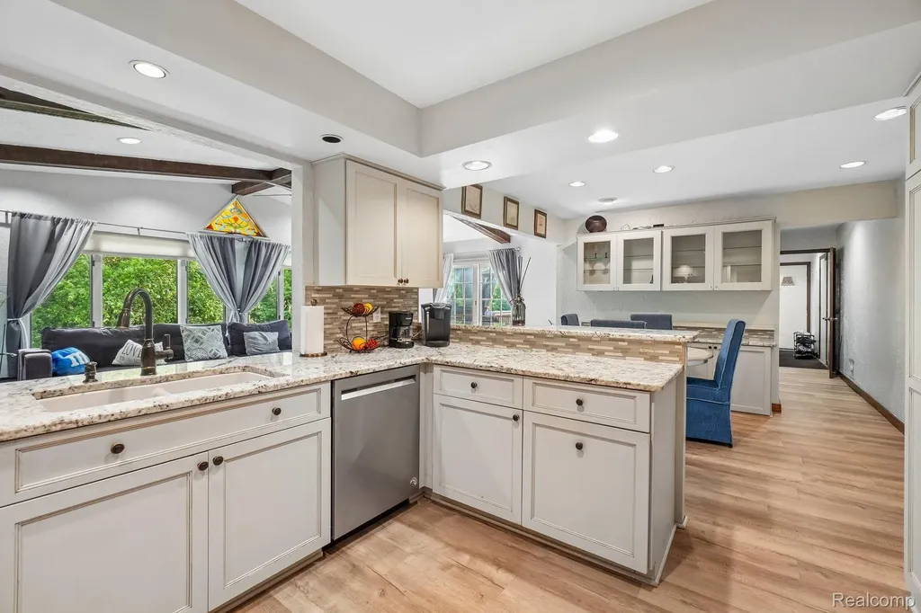 36339 Parklane Circle Farmington Hills City MI 48335