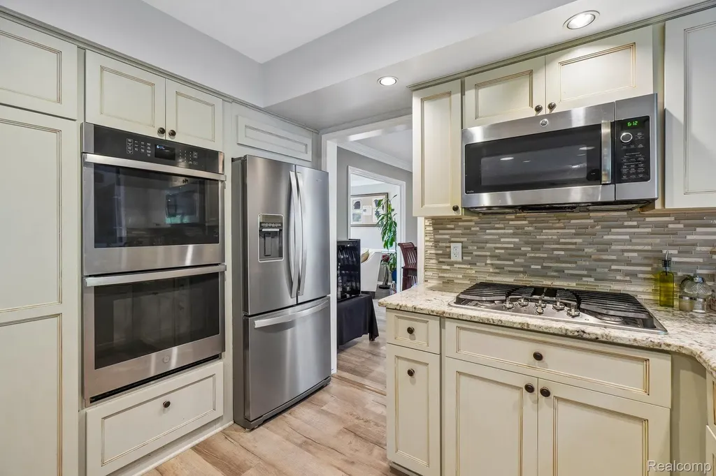 36339 Parklane Circle Farmington Hills City MI 48335