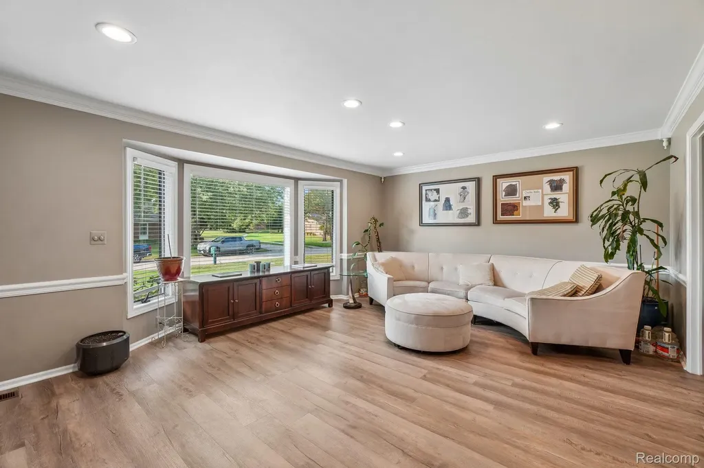 36339 Parklane Circle Farmington Hills City MI 48335