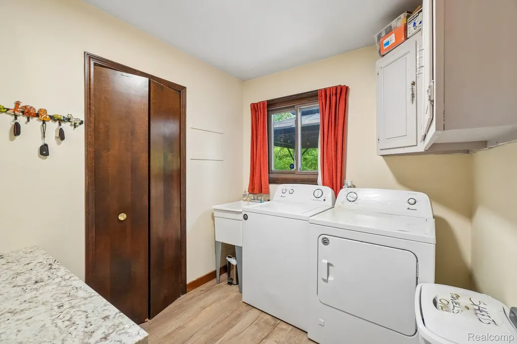 36339 Parklane Circle Farmington Hills City MI 48335