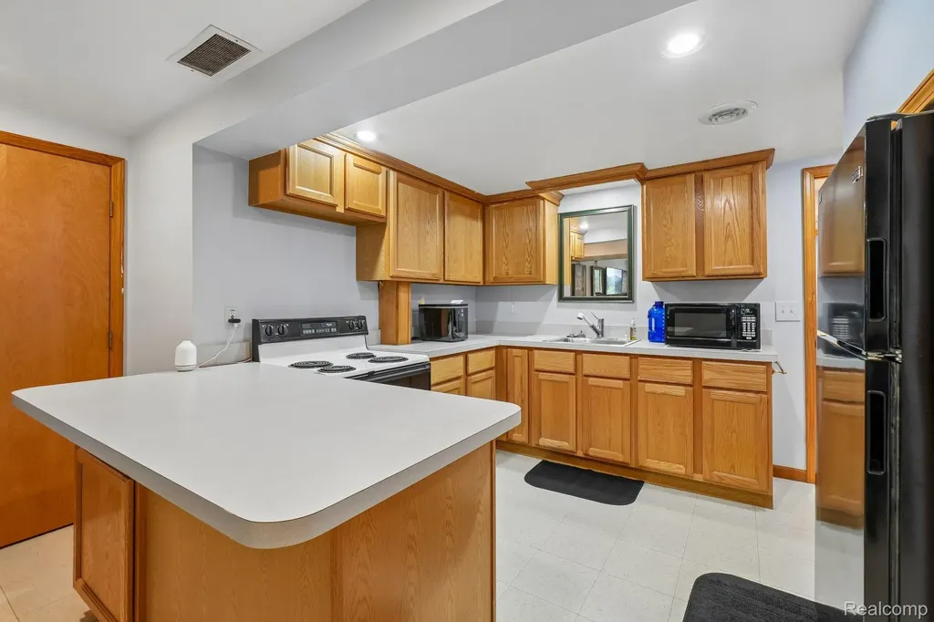 36339 Parklane Circle Farmington Hills City MI 48335