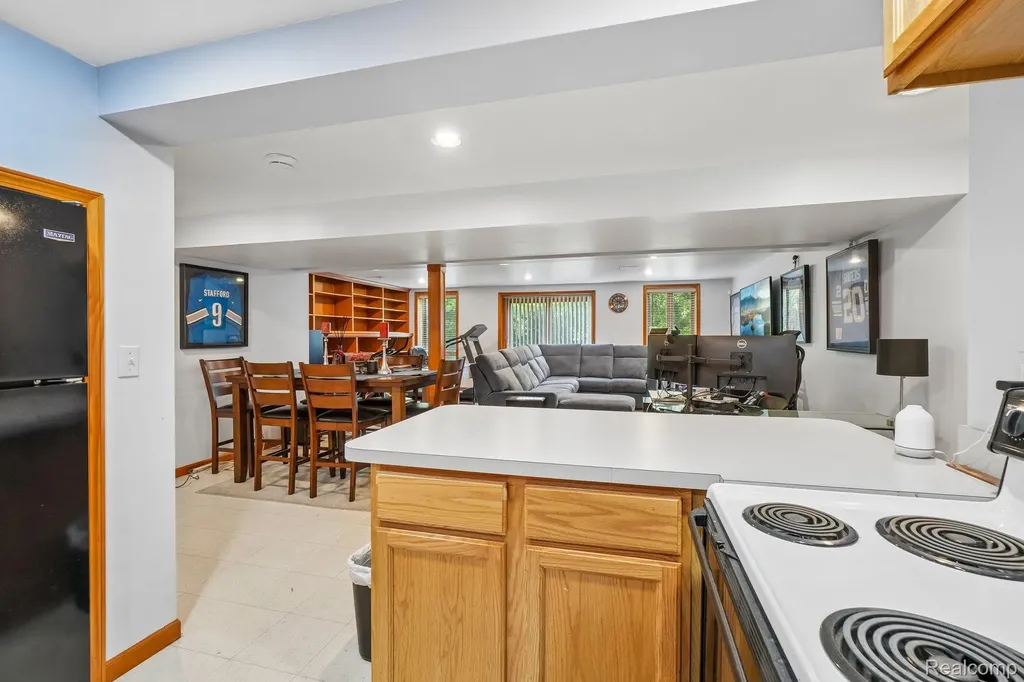 36339 Parklane Circle Farmington Hills City MI 48335