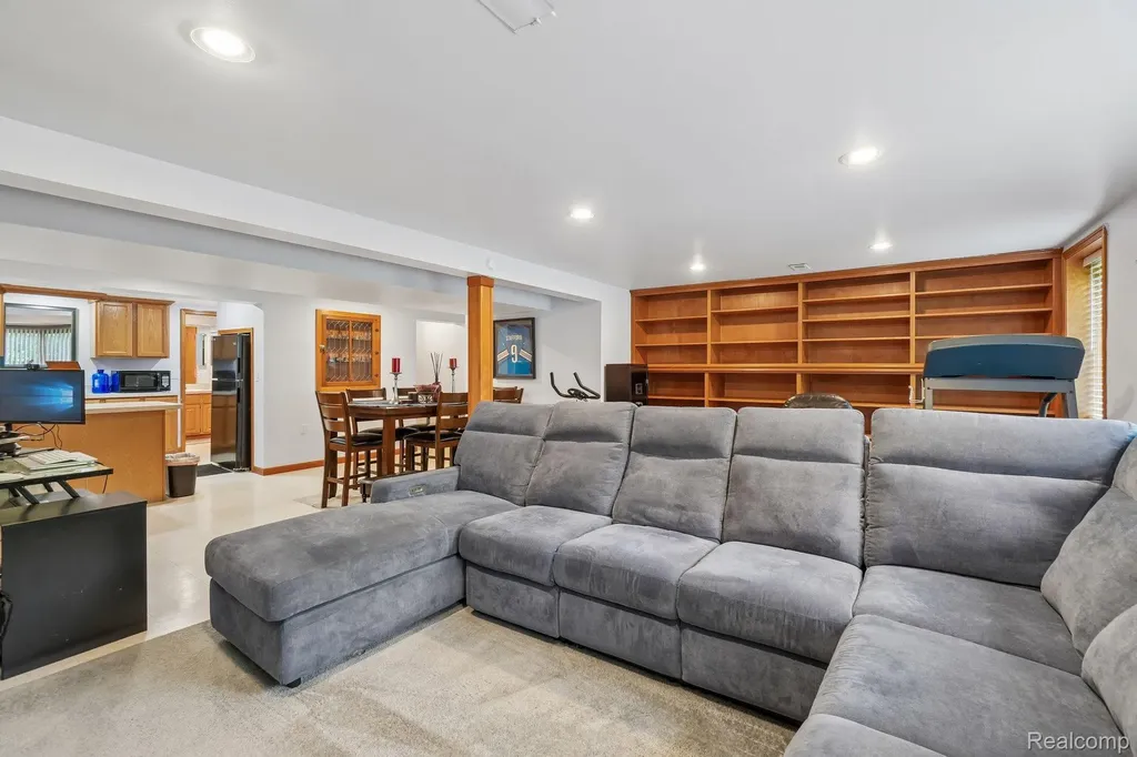 36339 Parklane Circle Farmington Hills City MI 48335