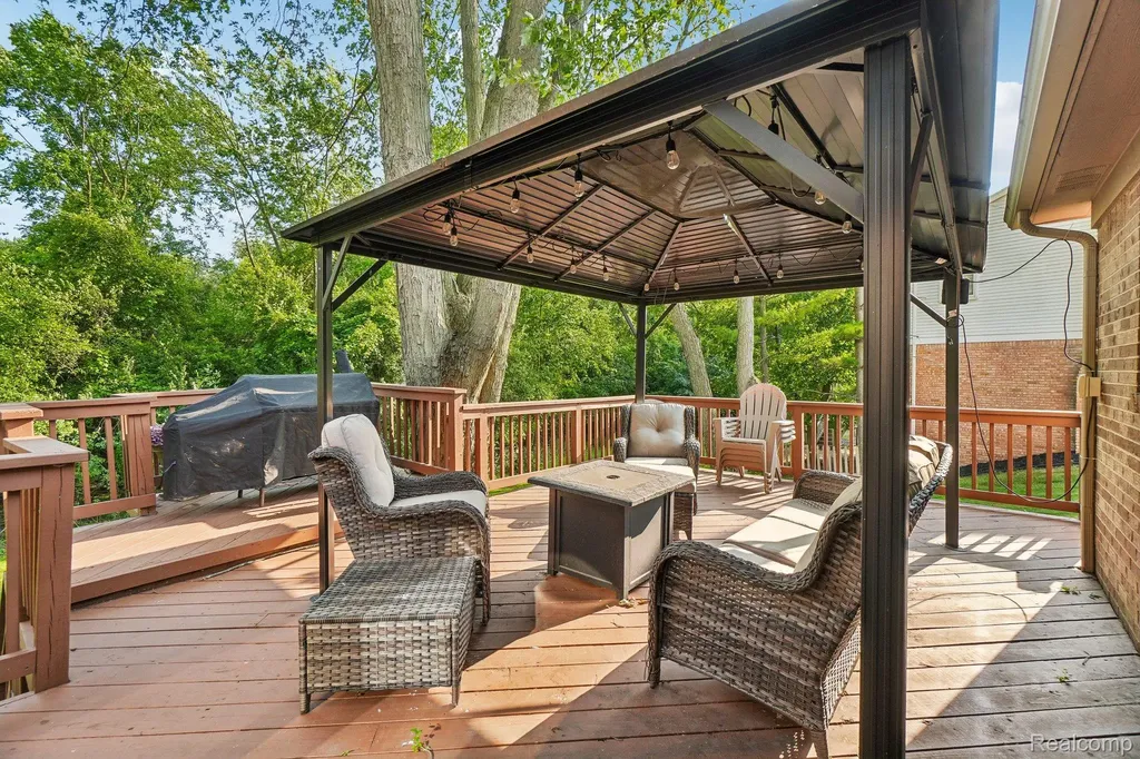 36339 Parklane Circle Farmington Hills City MI 48335