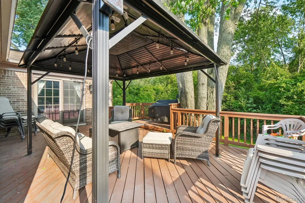 36339 Parklane Circle Farmington Hills City MI 48335