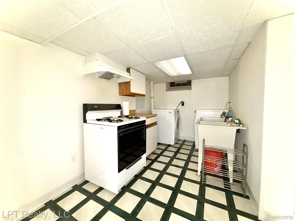 16847 Philomene Boulevard Allen Park City MI 48101