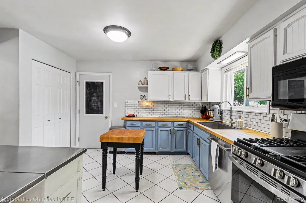 9567 Susin Lane Springfield Charter Township MI 48348