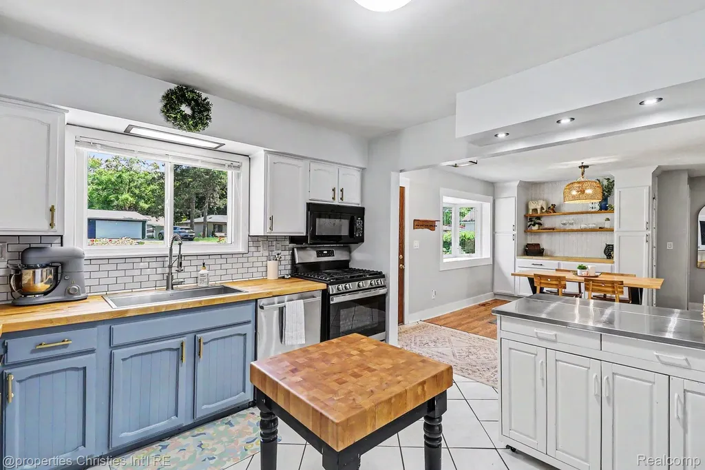 9567 Susin Lane Springfield Charter Township MI 48348