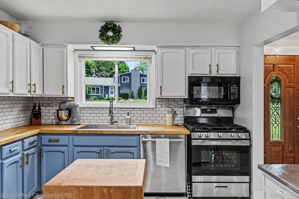 9567 Susin Lane Springfield Charter Township MI 48348