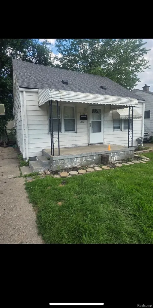 11076 Paige Avenue Warren City MI 48089