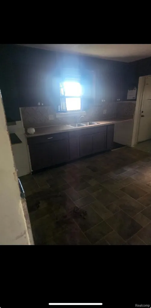11076 Paige Avenue Warren City MI 48089