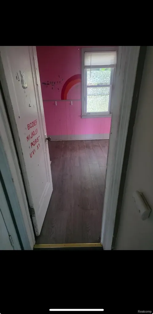 11076 Paige Avenue Warren City MI 48089