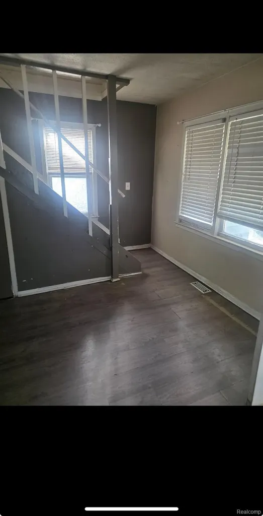 11076 Paige Avenue Warren City MI 48089