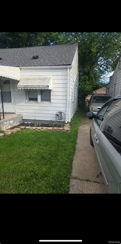 11076 Paige Avenue Warren City MI 48089