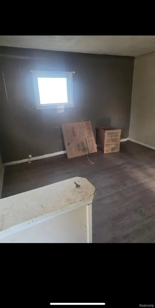 11076 Paige Avenue Warren City MI 48089