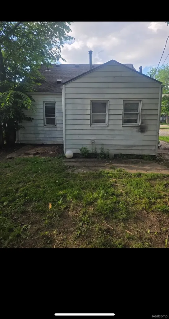 11076 Paige Avenue Warren City MI 48089