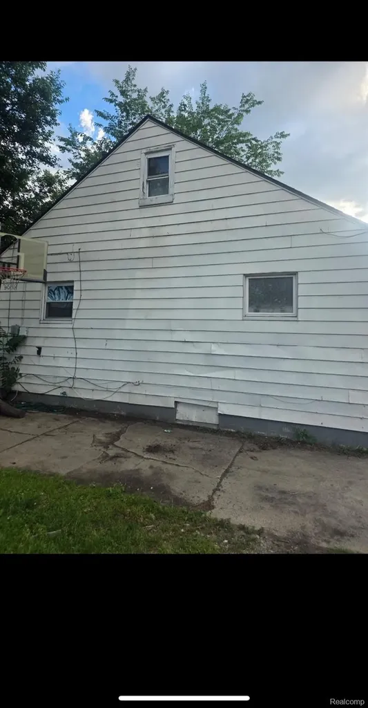 11076 Paige Avenue Warren City MI 48089