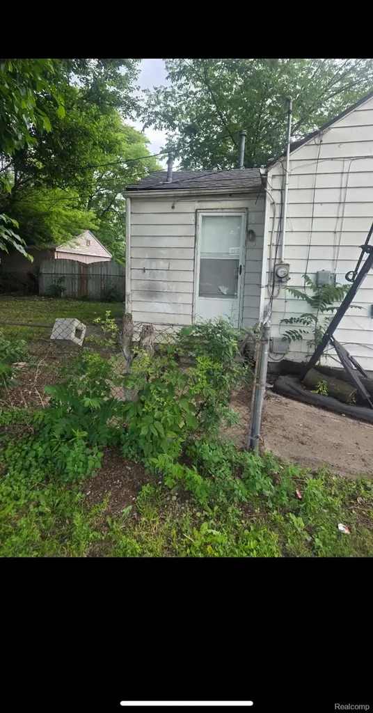11076 Paige Avenue Warren City MI 48089