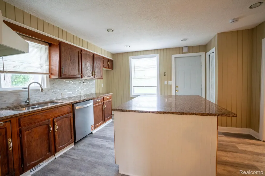 15315 Semrau Avenue Eastpointe City MI 48021